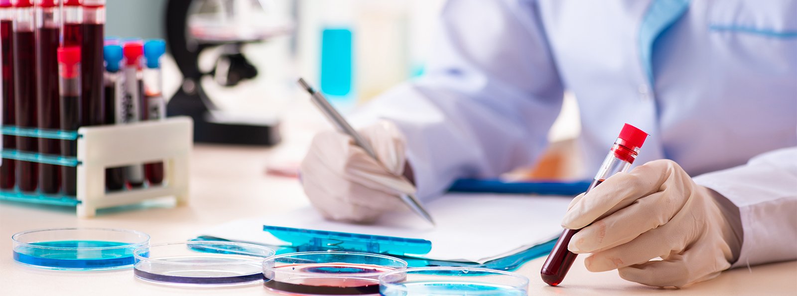 Weryfikacja probówek do pobierania krwi w laboratorium hematologicznym